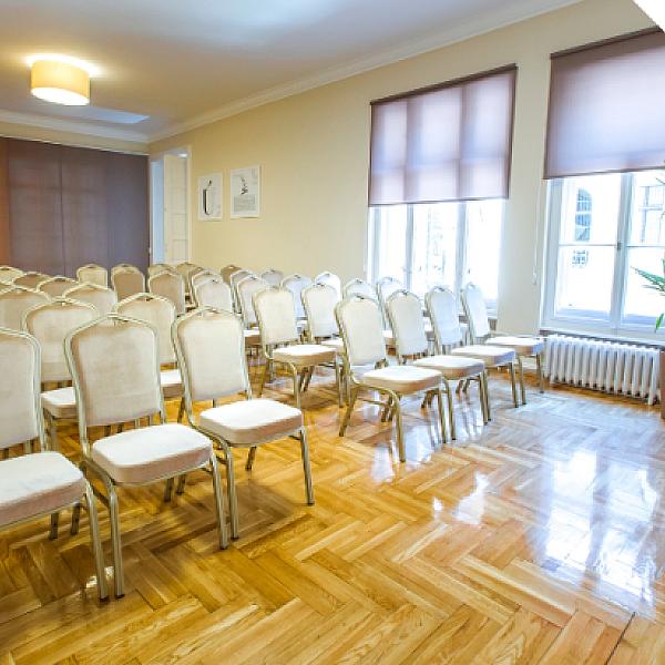Emeleti oktatóterem kép